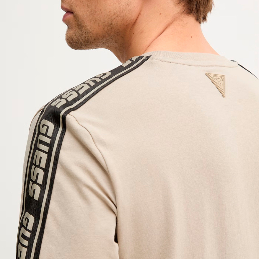 t-shirt-extensible-avec-logo-sur-le-devant t-shirt-extensible-avec-logo-sur-le-devant