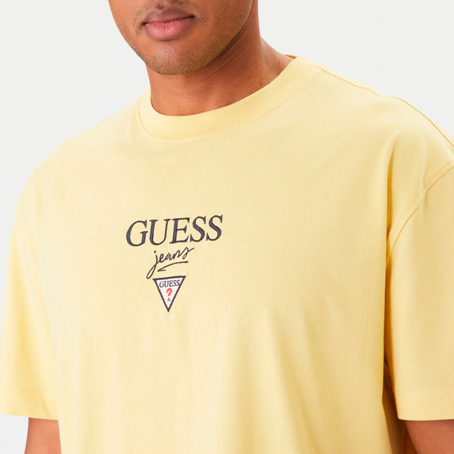 camiseta-con-logo-estampado