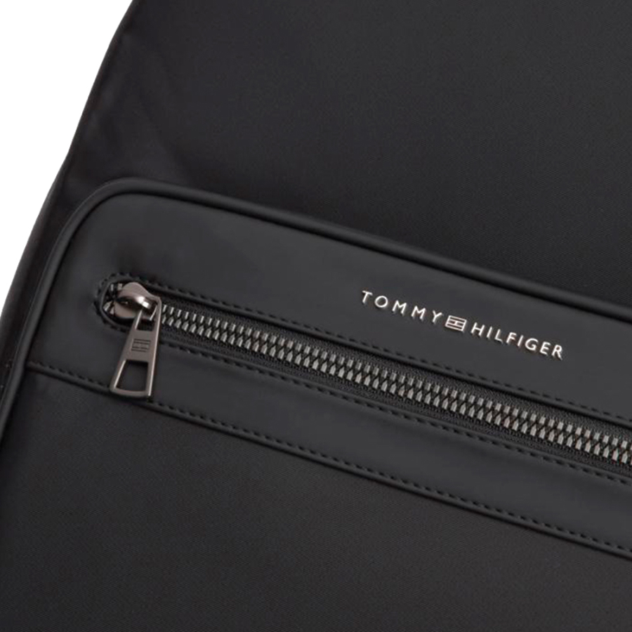 rucksack-mit-metalllogo