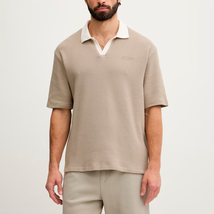 polo-avec-logo-triangulaire