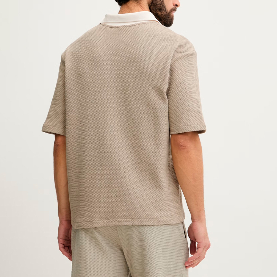 polo-con-logo-de-triangulo