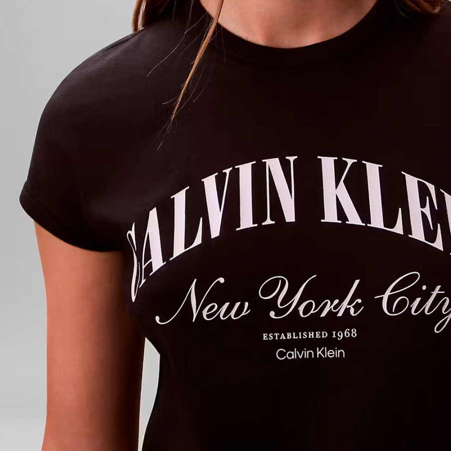 schmal-geschnittenes-t-shirt-mit-universitatslogo