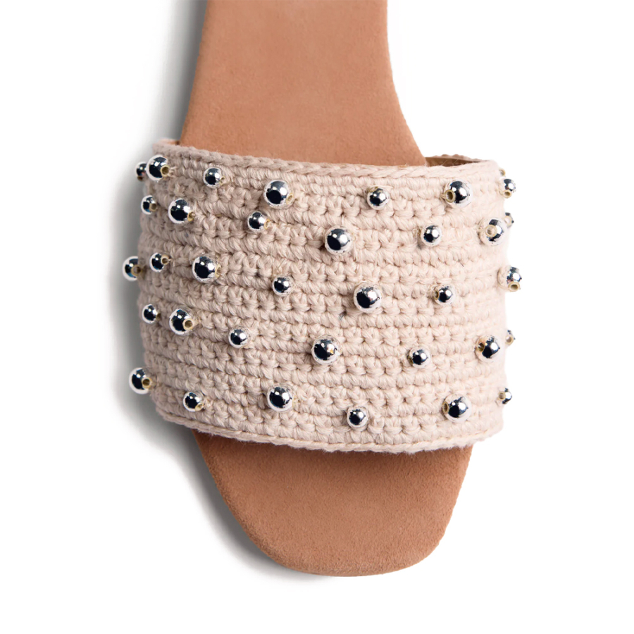 perrinton-hakel-und-perlensandalen