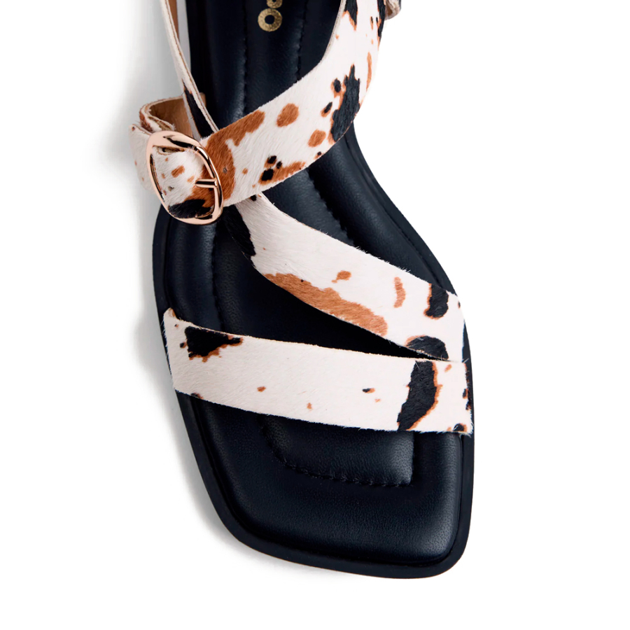 sandalias-piel-estampado-animal-tachas-mbeya