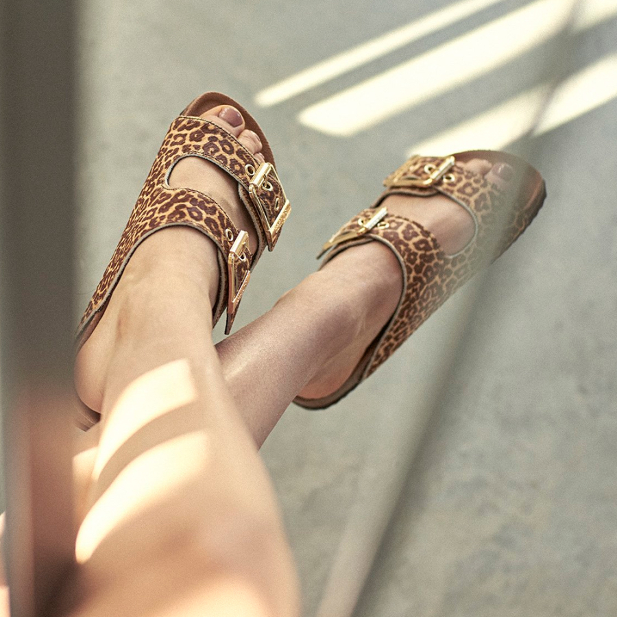 sandalia-slofi-em-couro-com-efeito-de-ponei