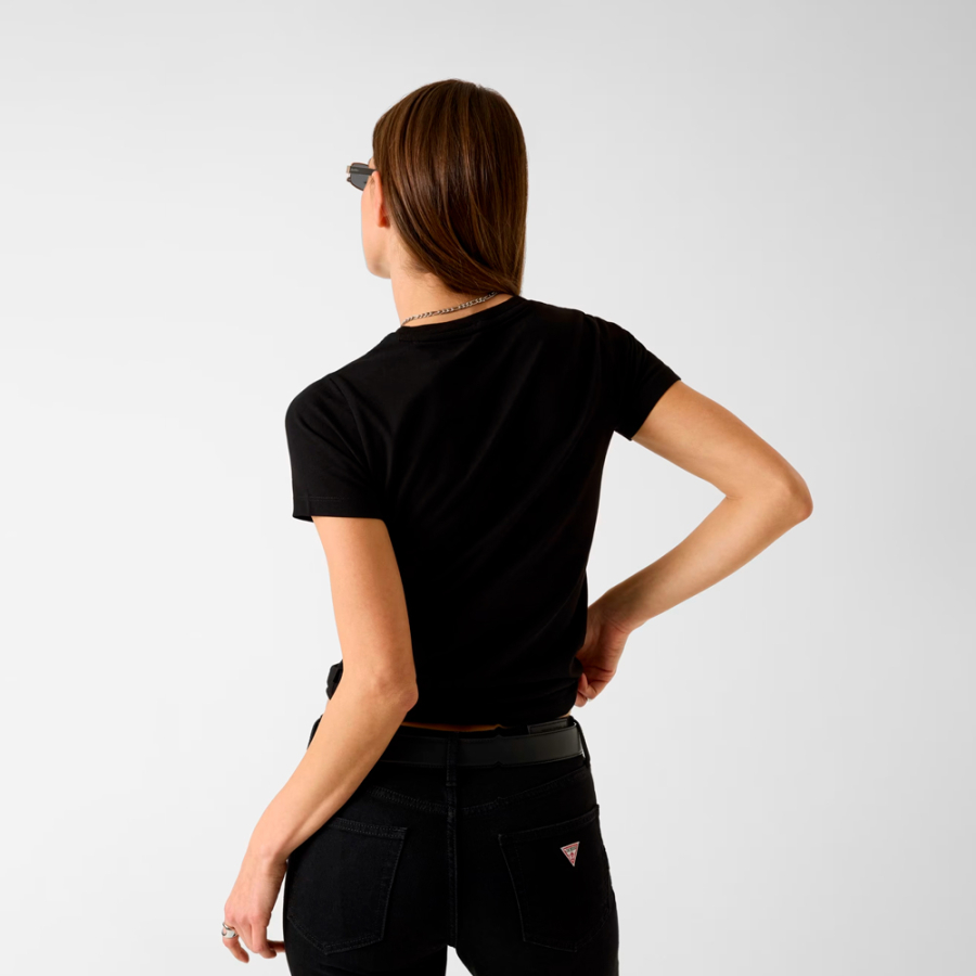 schmal-geschnittenes-t-shirt-mit-aufgedrucktem-logo