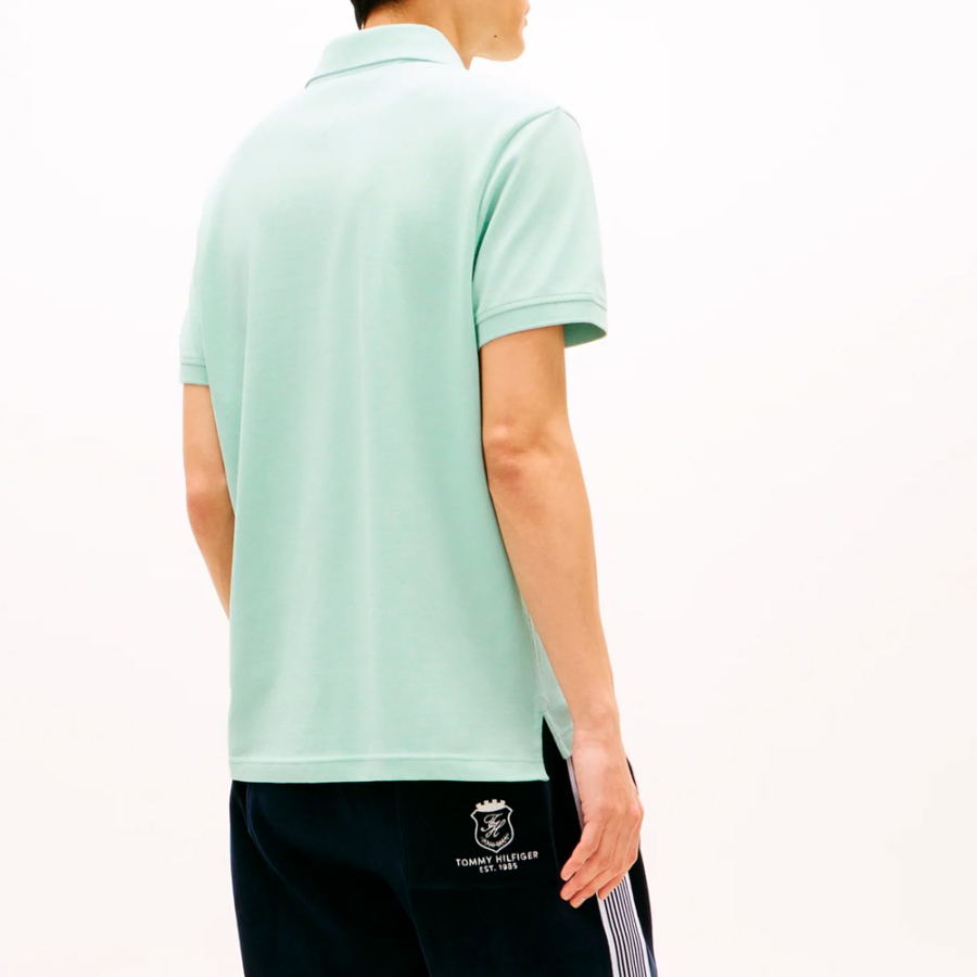 poloshirt-mit-logo-auf-der-brust