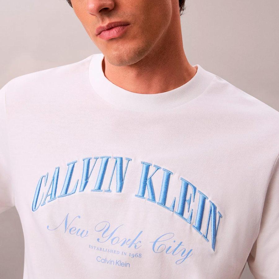 t-shirt-mit-gesticktem-nyc-logo