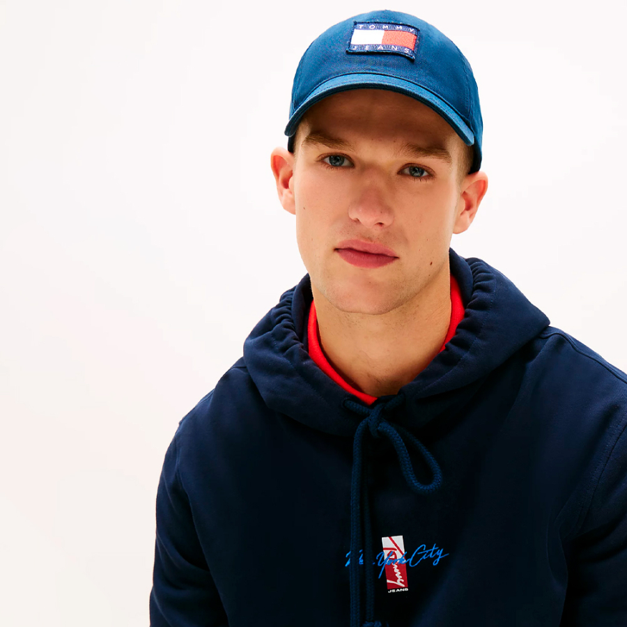 gorra-de-beisbol-con-logo-ondulado gorra-de-beisbol-con-logo-ondulado