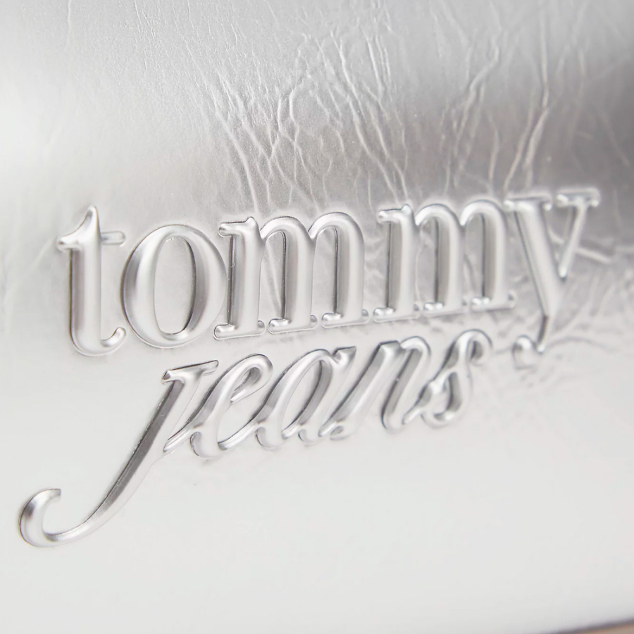 bolso-de-hombro-metalizado-con-logo-texturizado