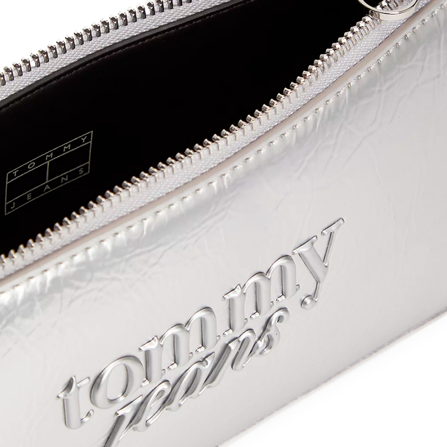 bolso-de-hombro-metalizado-con-logo-texturizado