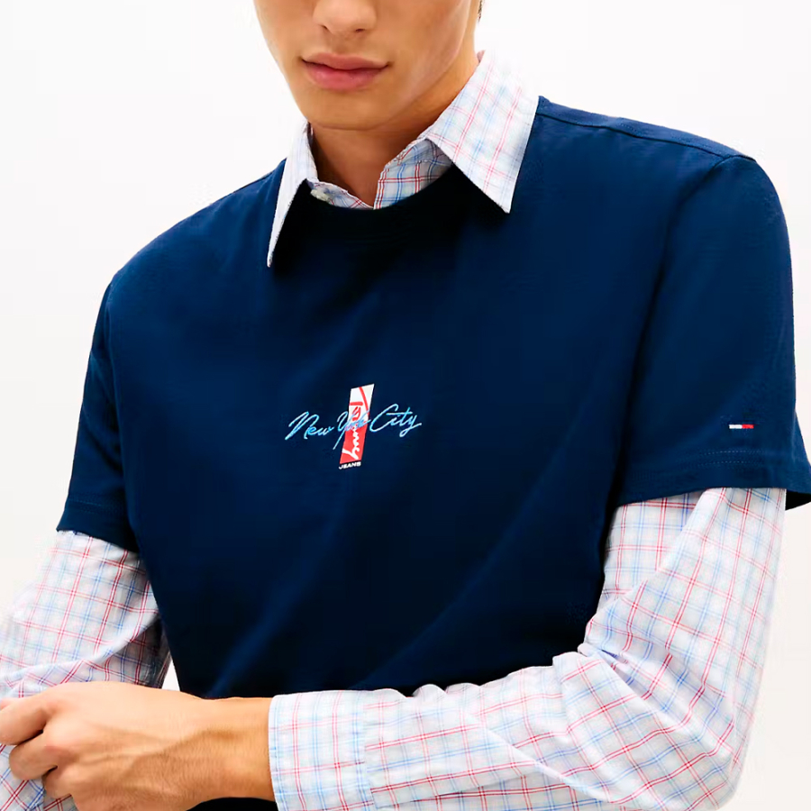 t-shirt-regolare-con-grafica-a-blocchi