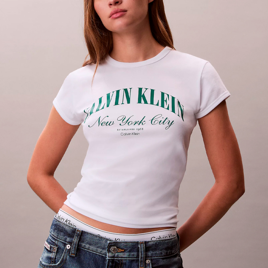 camiseta-de-corte-justo-com-o-logotipo-da-universidade