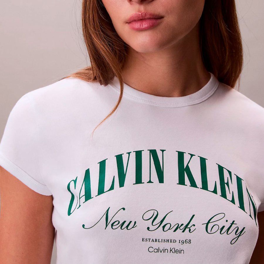 camiseta-de-corte-justo-com-o-logotipo-da-universidade