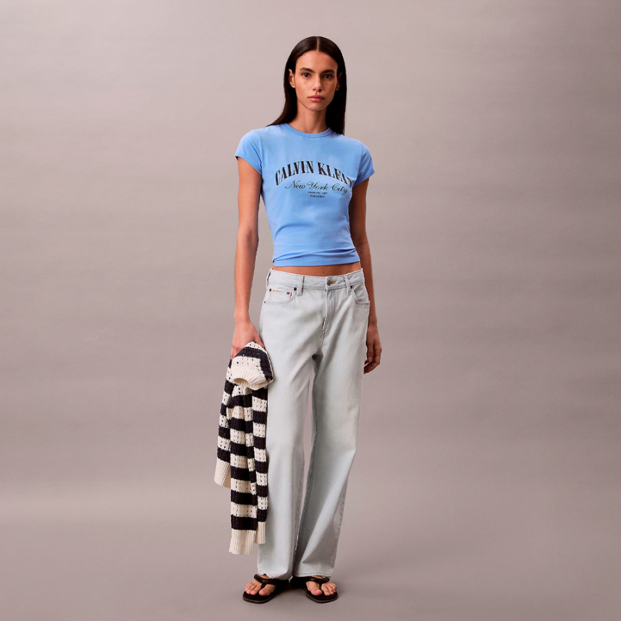 schmal-geschnittenes-t-shirt-mit-universitatslogo