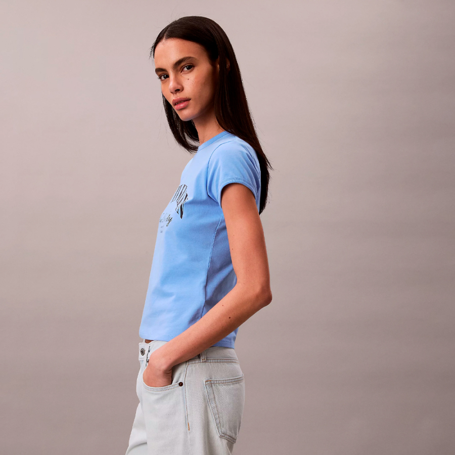 schmal-geschnittenes-t-shirt-mit-universitatslogo