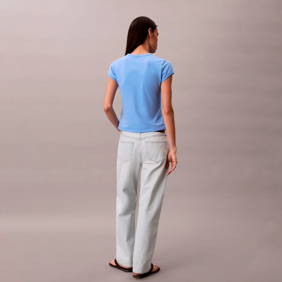 schmal-geschnittenes-t-shirt-mit-universitatslogo