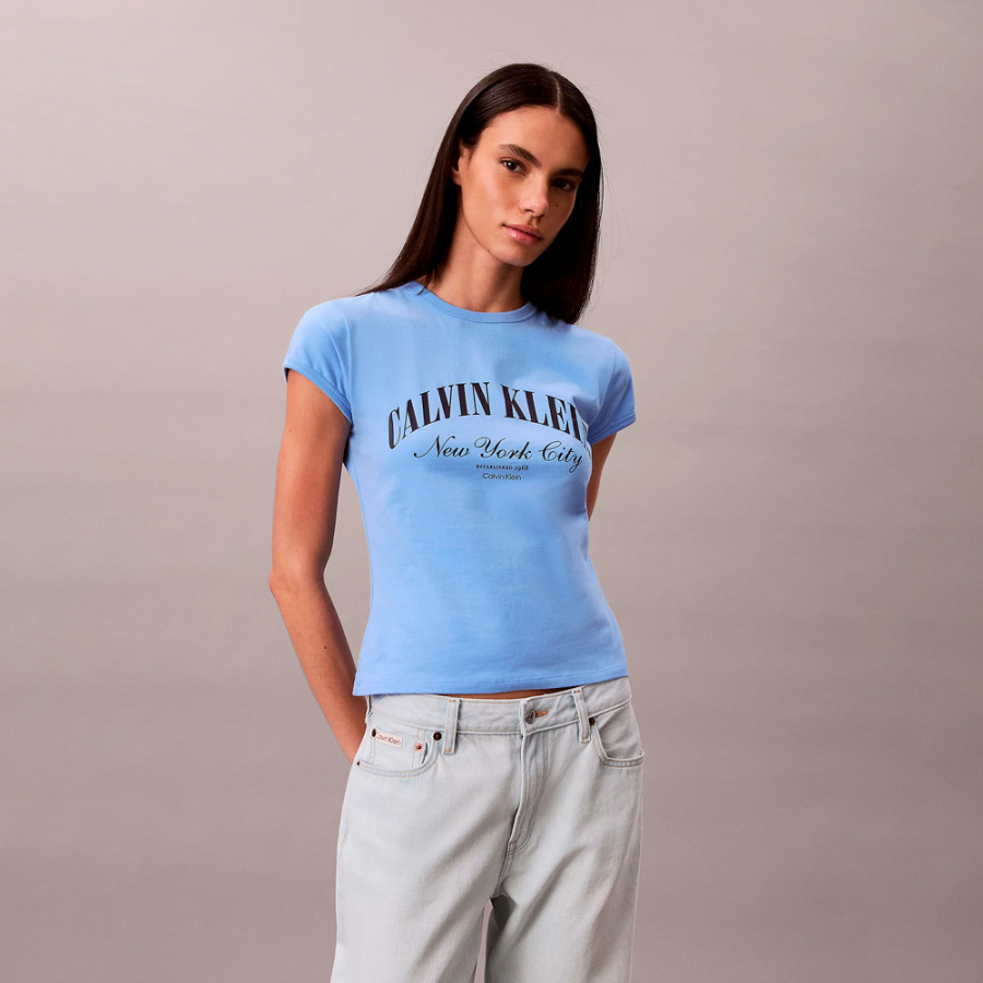 t-shirt-ajuste-avec-logo-universitaire