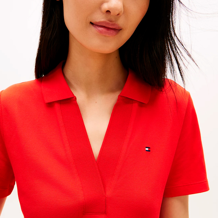 schmal-geschnittenes-polokleid-im-stil-der-1980er-jahre