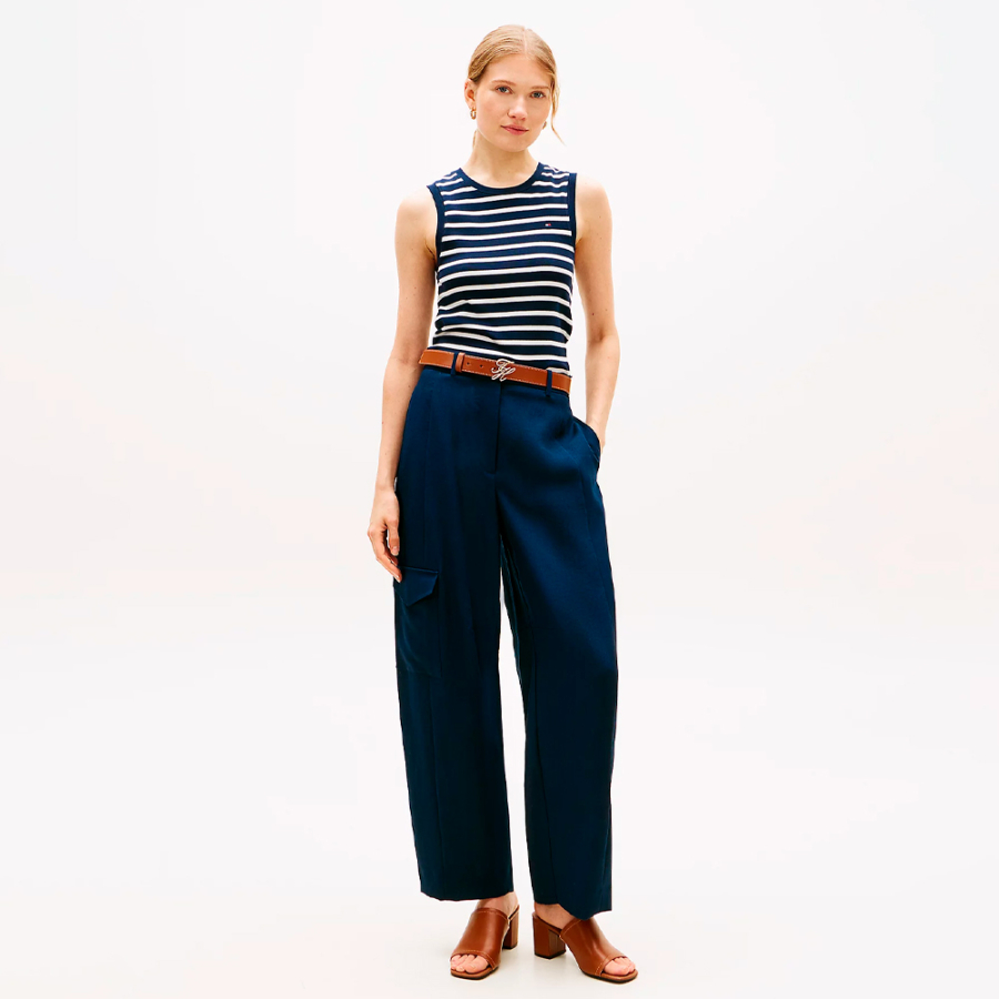 schmal-geschnittenes-armelloses-t-shirt