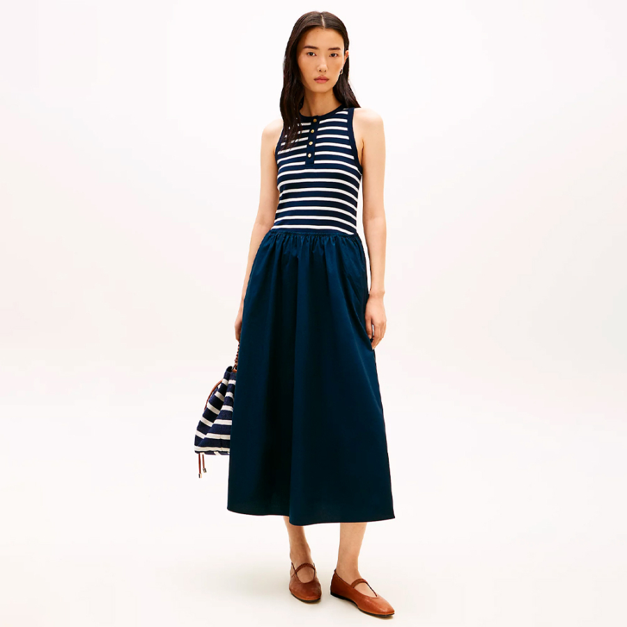 armelloses-maxikleid-mit-goldenen-knopfen