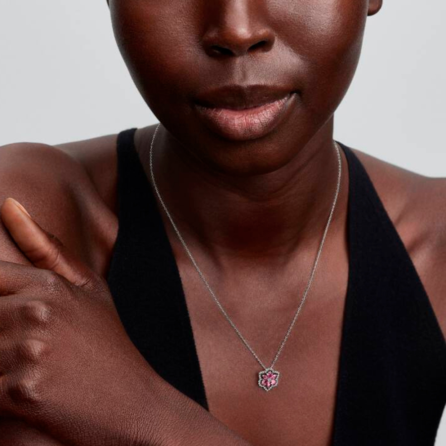 halskette-mit-leuchtend-pinkfarbenem-herbarium-blumenanhanger-394576c01