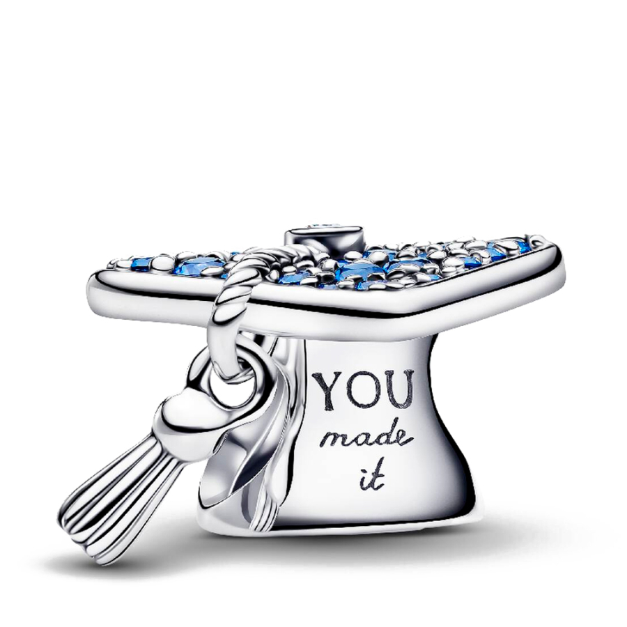 hellblauer-anhanger-fur-die-abschlussmutze-2026