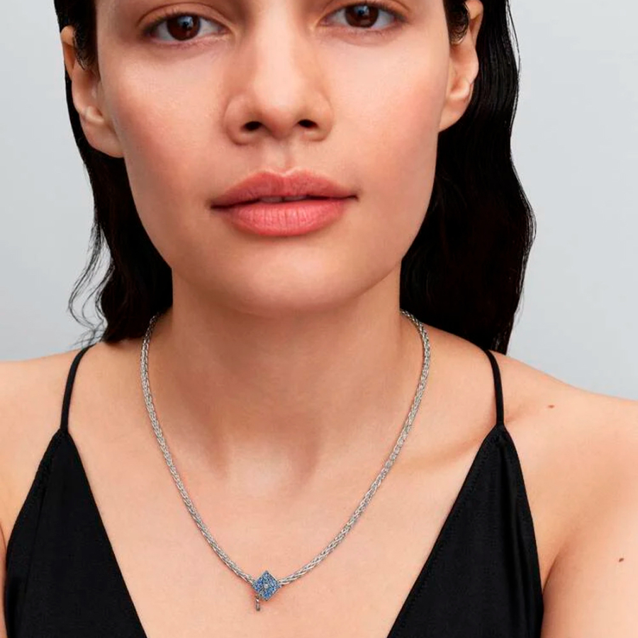 hellblauer-anhanger-fur-die-abschlussmutze-2026