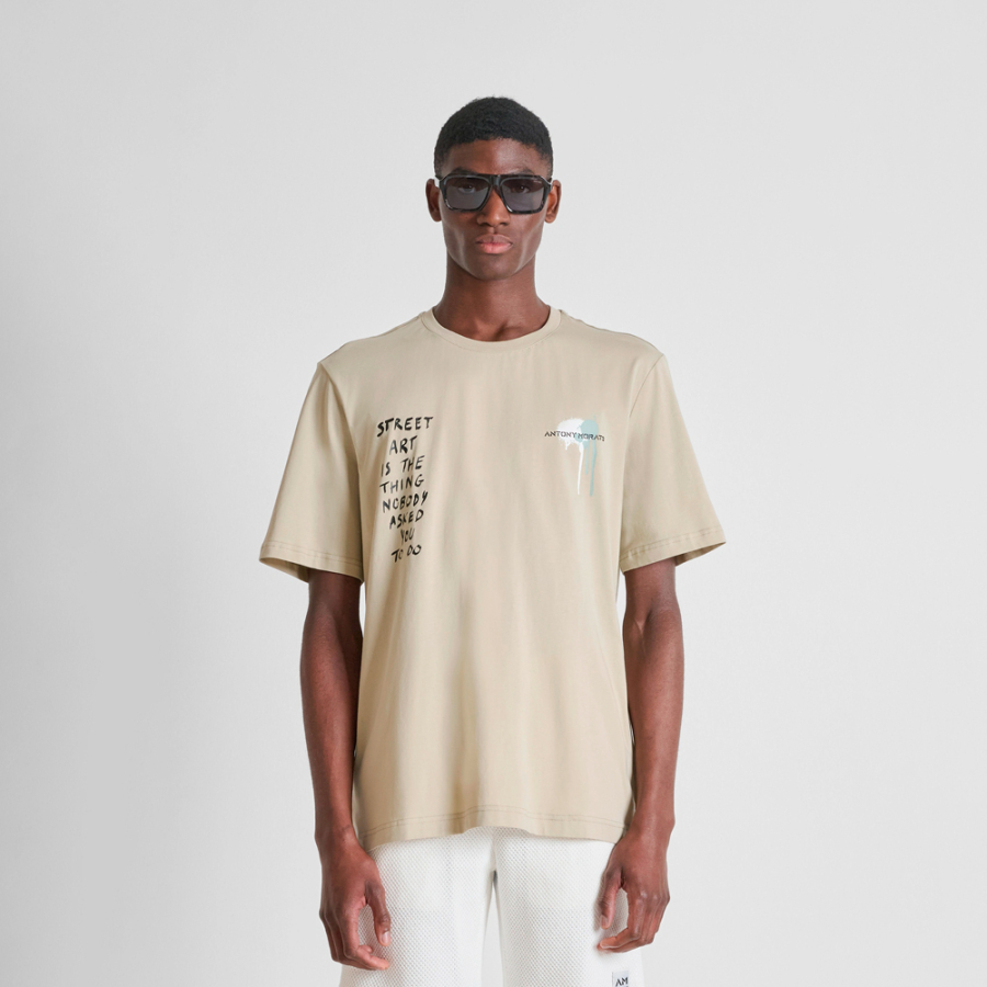 t-shirt-dalla-vestibilita-comoda-con-stampa-di-arte-urbana