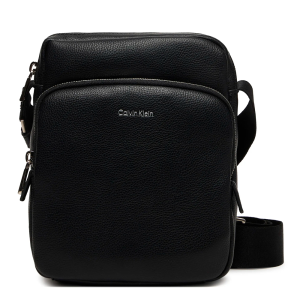 Calvin Klein SAC BANDOULIRE REPORTER POCHES RELEVES - U Noir- Ref 70 €