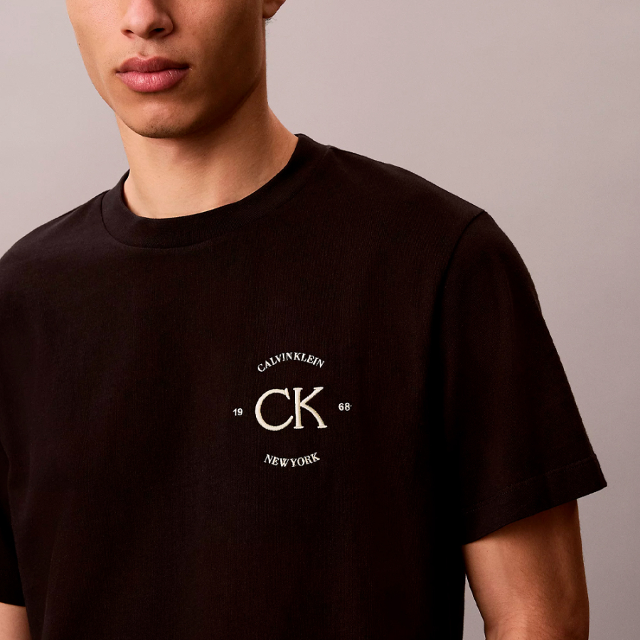 t-shirt-mit-gesticktem-logo