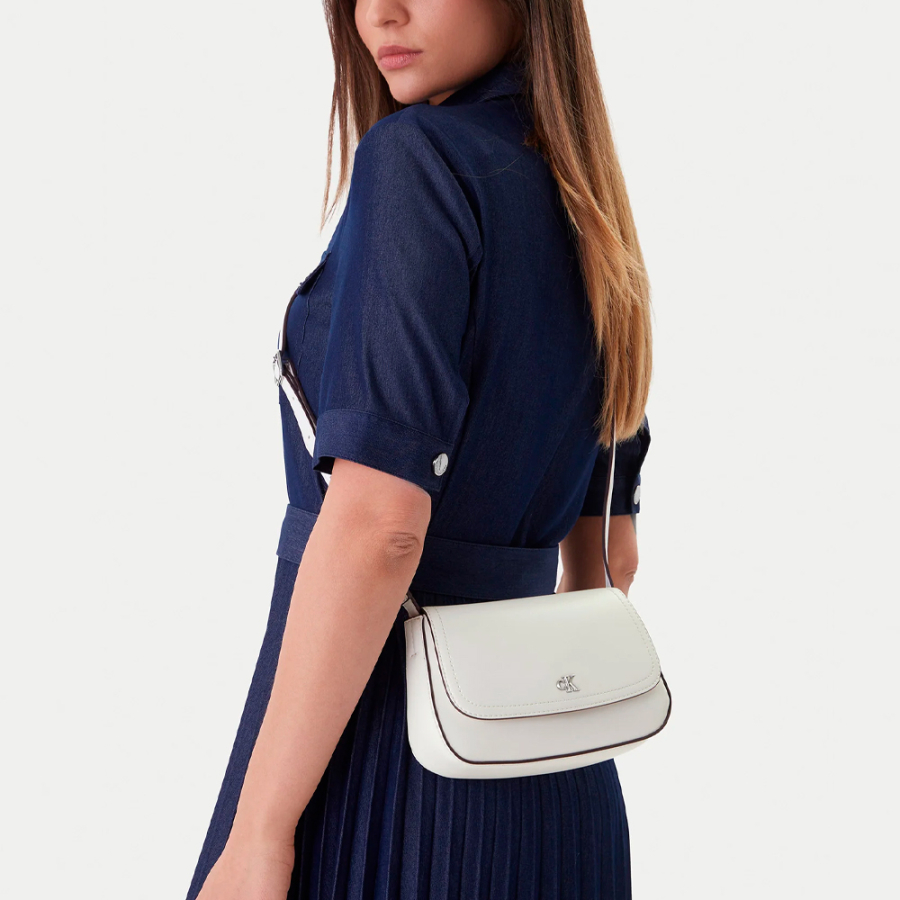 bolso-bandolera-tipo-camara-con-solapa-y-monograma