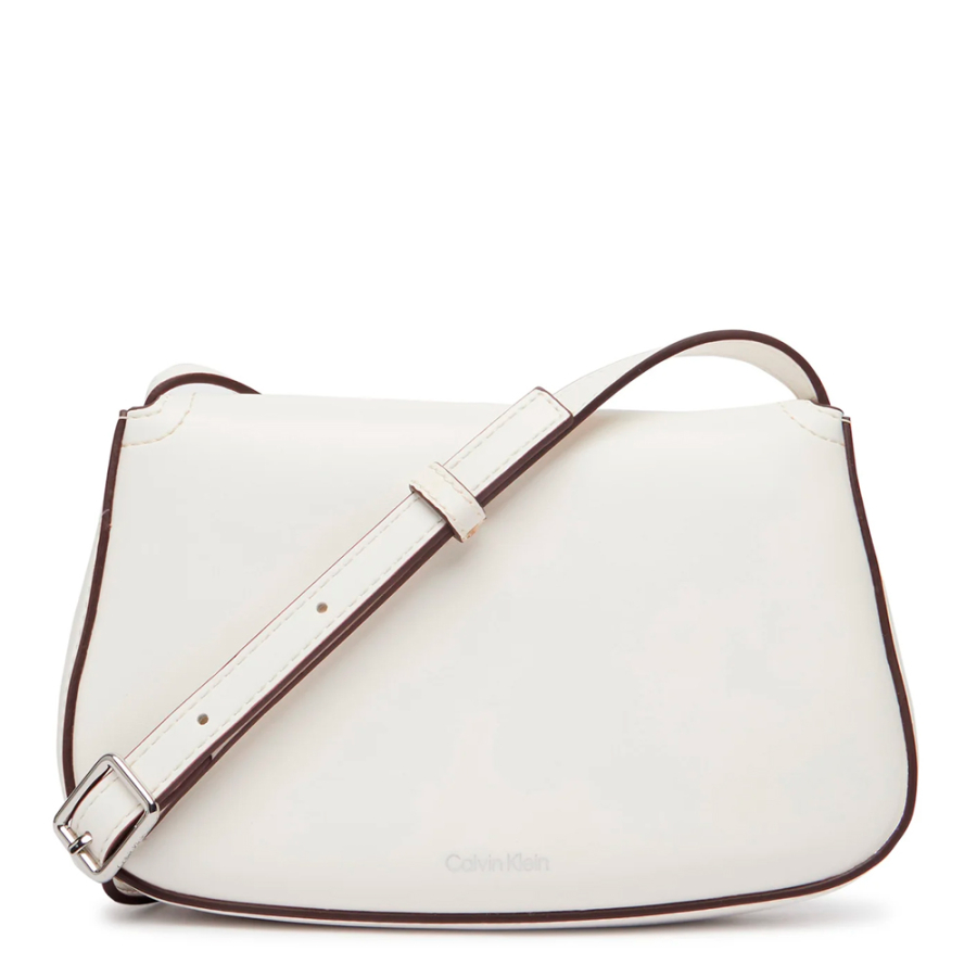 borsa-a-tracolla-stile-macchina-fotografica-con-patta-e-monogramma