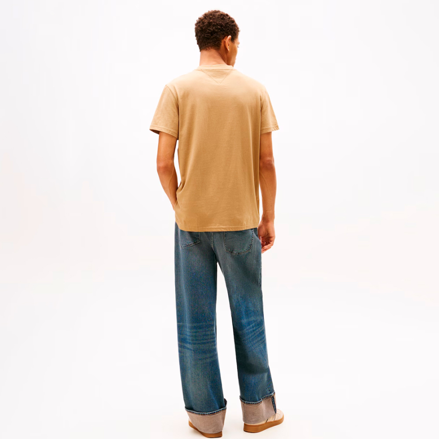 t-shirt-slim-lineare-sul-petto