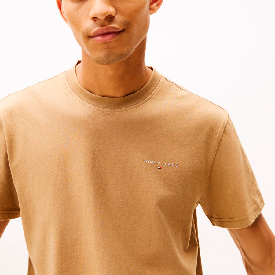 t-shirt-slim-lineare-sul-petto