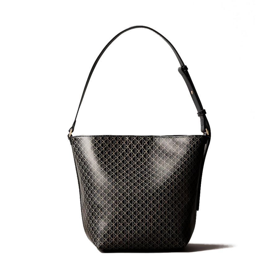 bolsa-tipo-saco-com-o-logotipo-iconico-estampado-por-toda-a-peca