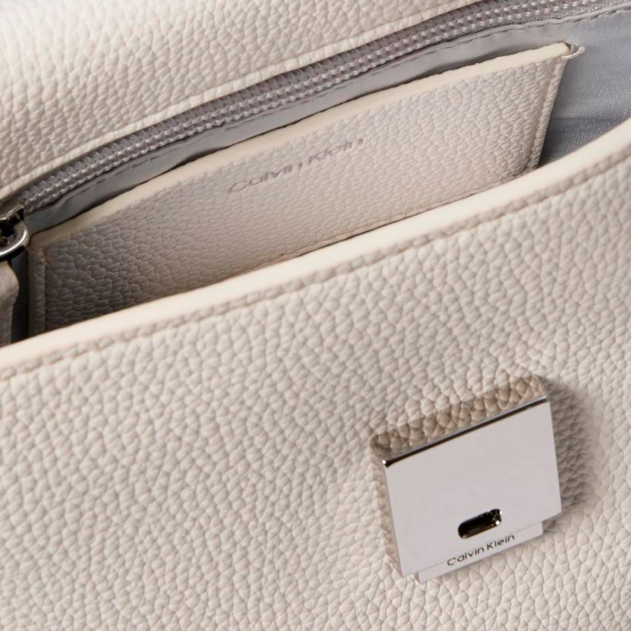 schultertasche-aus-genarbtem-leder