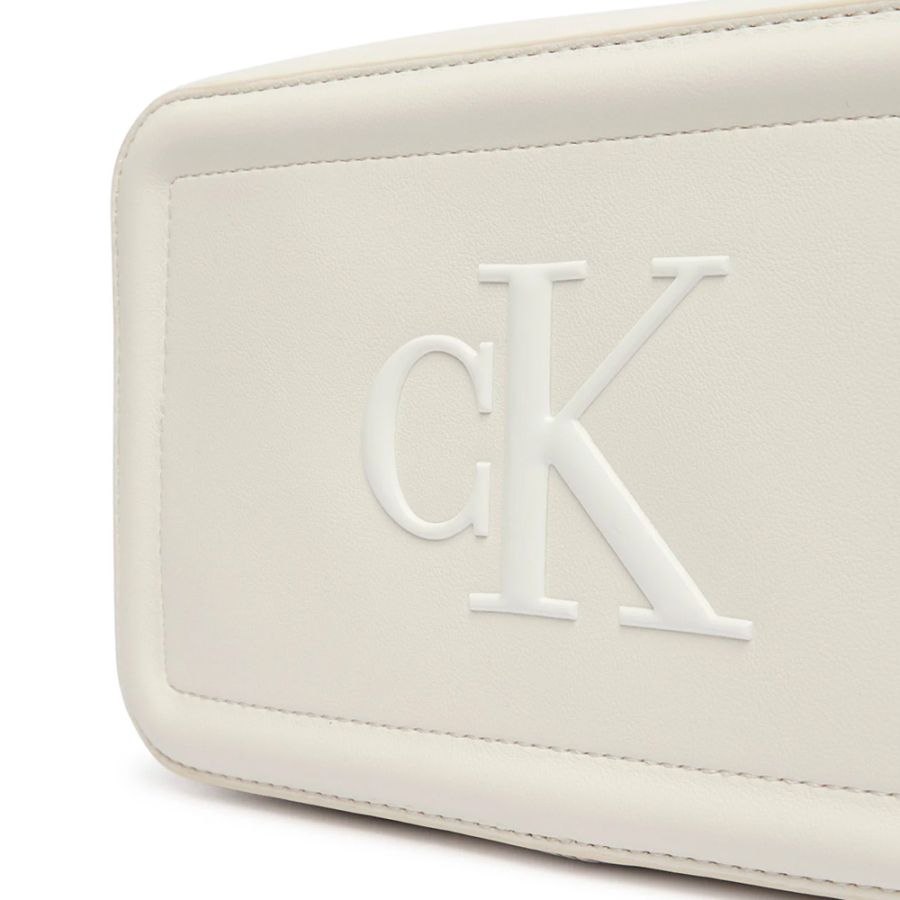 borsa-a-tracolla-a-forma-di-macchina-fotografica-con-monogramma-distintivo