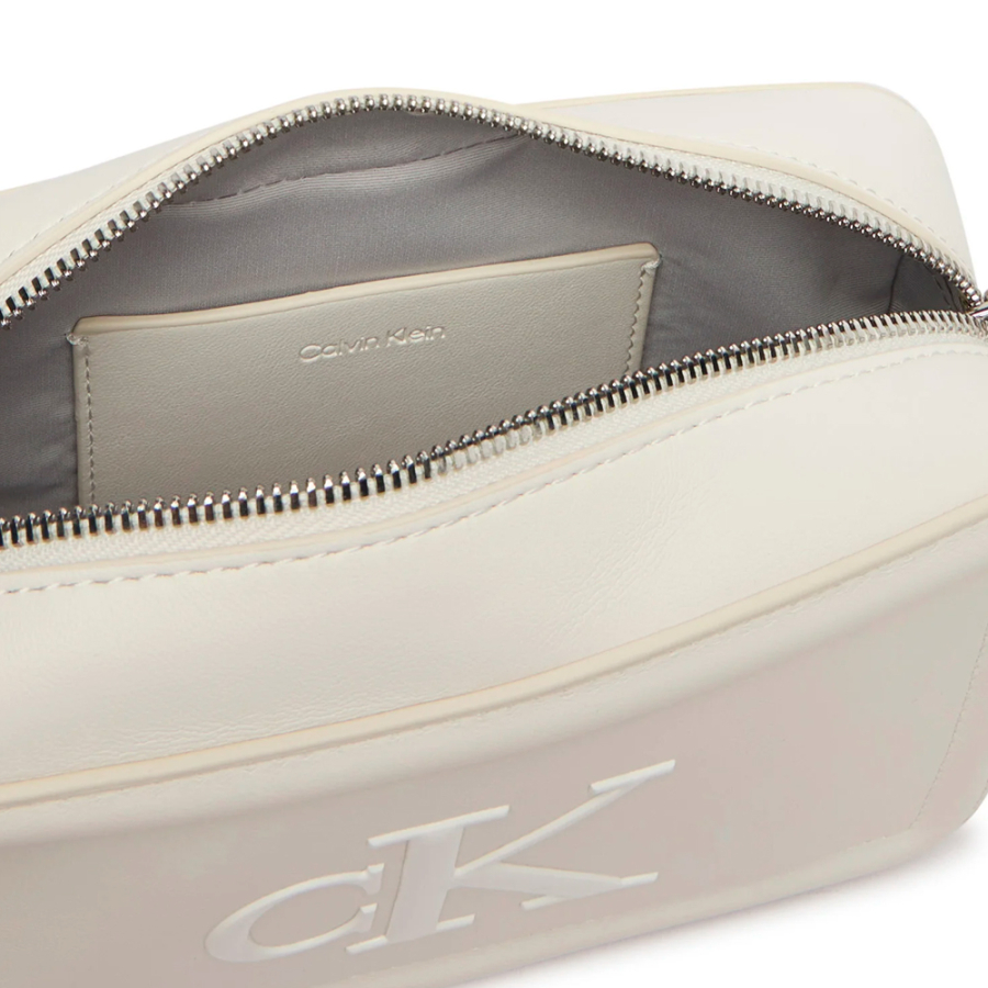 borsa-a-tracolla-a-forma-di-macchina-fotografica-con-monogramma-distintivo