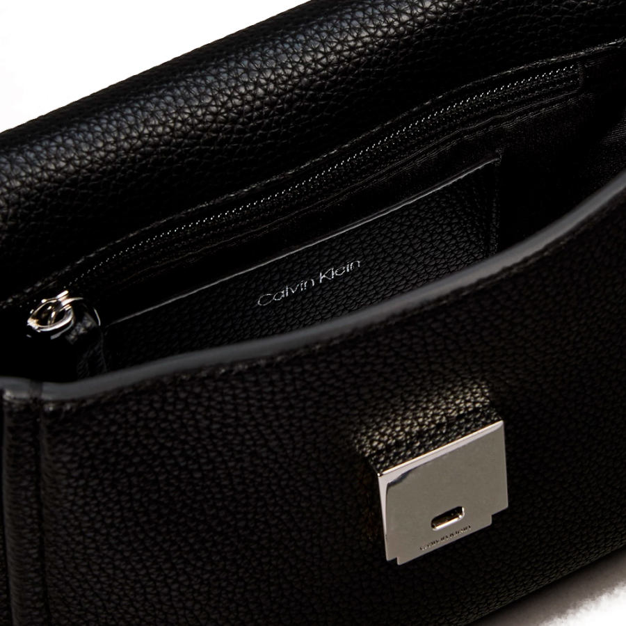 schultertasche-aus-genarbtem-leder