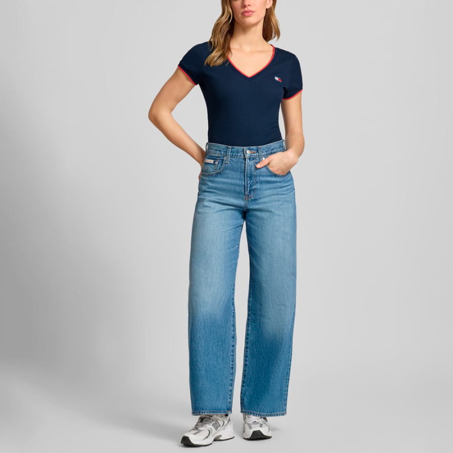 camiseta-slim-badge-com-decote-em-v