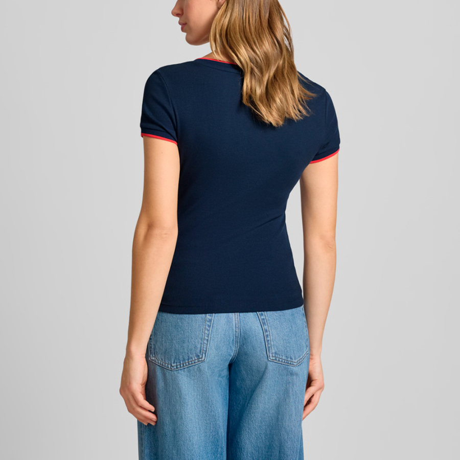 camiseta-slim-badge-com-decote-em-v