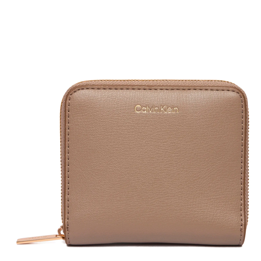 cartera-con-cremallera-y-logo-en-lamina-metalica