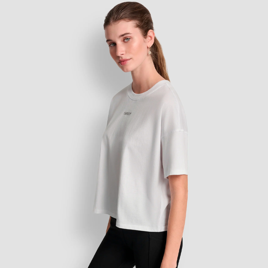 t-shirt-con-logo-metallico