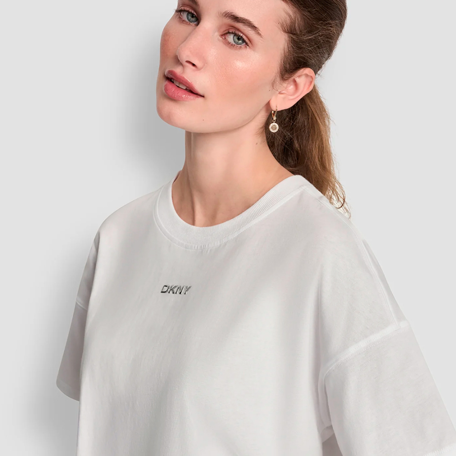 camiseta-com-logotipo-metalico