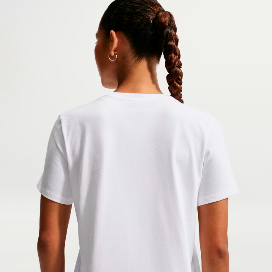 camiseta-sportswear-club-essentials