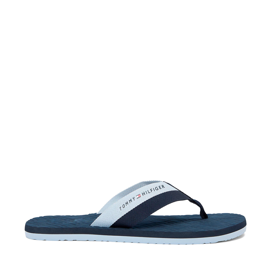 chanclas-con-logos-en-bajo-relieve