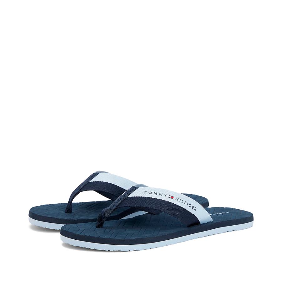 chanclas-con-logos-en-bajo-relieve
