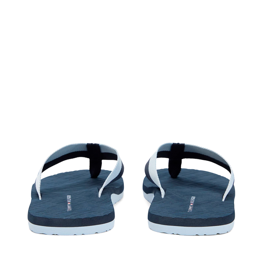 chinelo-com-logotipos-em-relevo