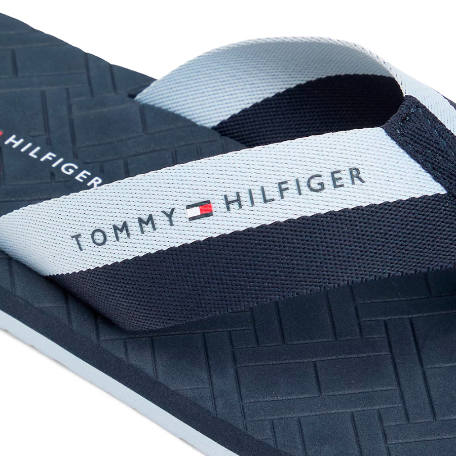 chinelo-com-logotipos-em-relevo